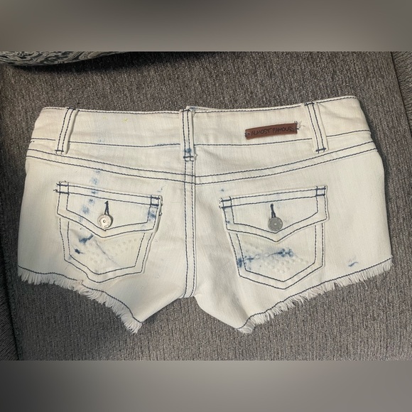 Women’s Almost Famous shorts size 5 - Picture 2 of 3